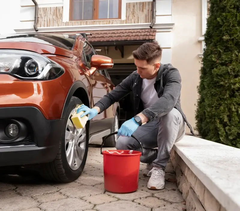 Lavage auto à domicile Sainte-Mesme : professionnel intervenant sur un véhicule